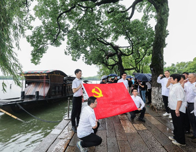 辽宁舰航母编队参加围岛演习