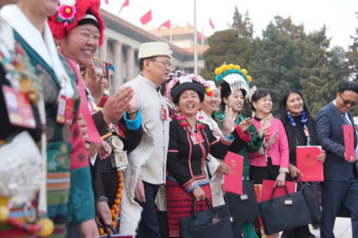 檀健次贵公子上班路透