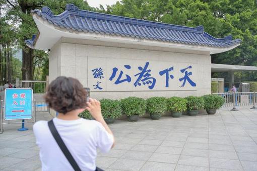 把中国发展进步的命运牢牢掌握在自己手中