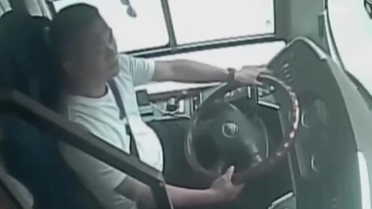 海警号万吨舰首次参加对台任务